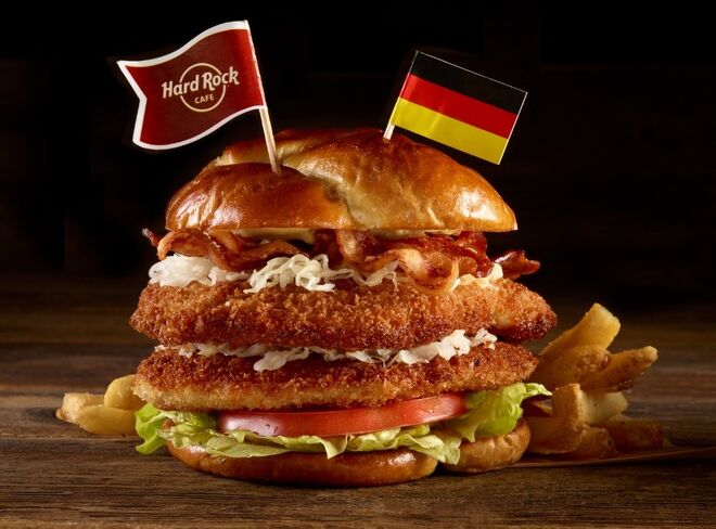 Schnitzel - Colónia, Alemanha (um clássico alemão! Lombo de porco ligeiramente panado coberto com bacon, alface, tomate, couve salteada e mostarda Dijon, servido num pão pretzel aquecido).