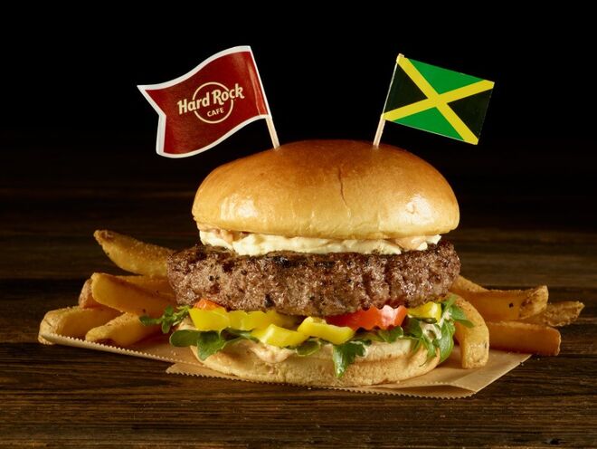 Jamaican Jerk - Montego Bay, Jamaica (hambúrguer coberto com creme de queijo e manga, acompanhado de jalapeños, anéis de banana picantes e maionese jerk).