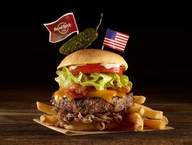 Java Lava - Seattle, Estados Unidos (hambúrguer temperado com café e molho Lava caseiro, servido em cama de cebola crocante e coberto com queijo Cheddar derretido, bacon fumado, alface estaladiça e tomate, finalizado com jalapeño frito).