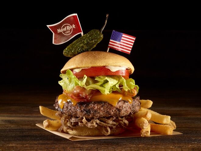 ATOMIC! - Las Vegas, Estados Unidos (cebolas fritas, jalapeños, tomate, rúcula e queijo Peperjack a um pão de brioche tostado e barrado com maionese sriracha).