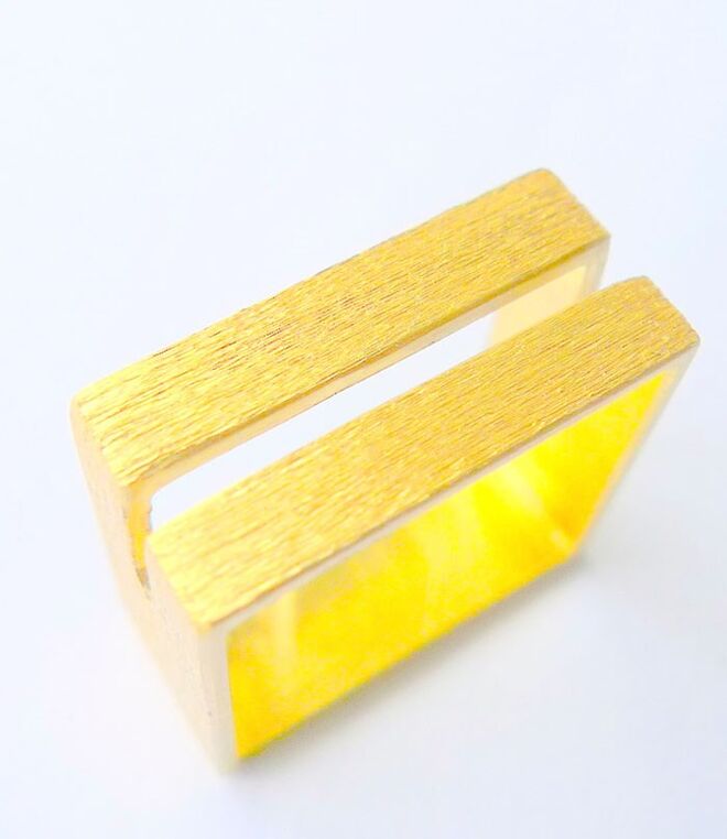 Ana Paula Allen, Arch, Anel em latão banhado a ouro, €20