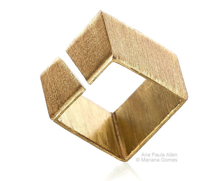 Ana Paula Allen, Arch, Anel em latão com banho de ouro, €25