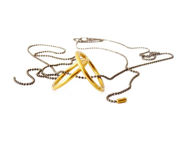 Ana Pina, Orbital, Pendente em prata dourada e fio em metal, €60