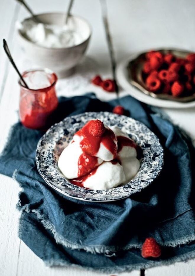 Farófias de coco com coulis de framboesas (página 114 do livro))