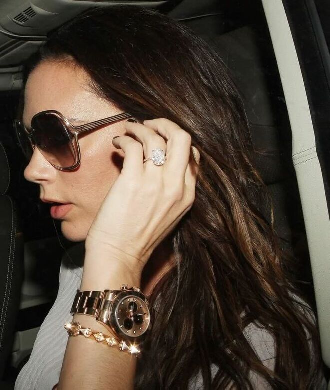 Victoria Beckham com relógio Rolex em ouro 