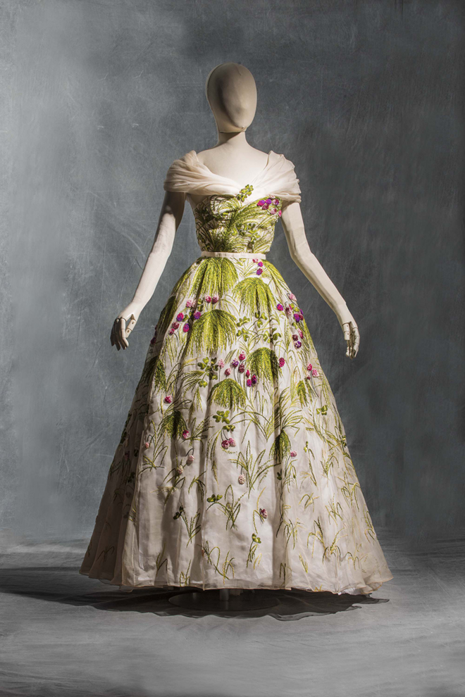 Este vestido de noite de Christian Dior foi apresentado na primavera de 1953, momento em que a indústria ainda recuperava da Segunda Guerra Mundial.