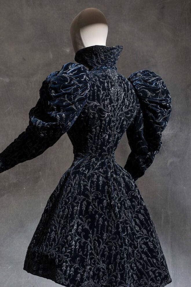 Doucet e a Art Nouveau - Vestido de Jaqcues Doucet, que pertenceu a Cléo de Mérode, uma bailarina da Ópera de Paris e uma das mulheres mais belas da Belle Époque.