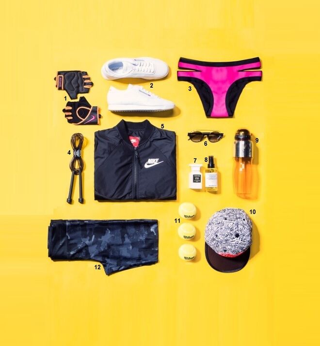 1. Luvas de treino em poliamida, €31,99, Nike, na Sport Zone.  2. Ténis Princess em pele, €59,99, Reebok, na Sport Zone.  3. Cuecas em poliamida e elastano, €20, Calzedonia.  4. Corda em pvc, €1,99, Doone, na Sport Zone.  5. Blusão em nylon, €120, Nike.  6. Óculos em acetato e metal, €250, Marc Jacobs.  Private Blend Soleil Blanc, Eau de Parfum, 50 ml, €195, Tom Ford. 7. Vitalising All Over, Óleo Multifunções, €9,99, H&M Conscious. Garrafa em plástico, €12, Mesh.  8. Boné em algodão, €19,99, Nike, na Sport Zone. 9. Conjunto de 3 bolas de paddel, €4,50, Wilson, na Sport Zone. 10. Leggings em poliéster e elastano, €29,99, Oysho.