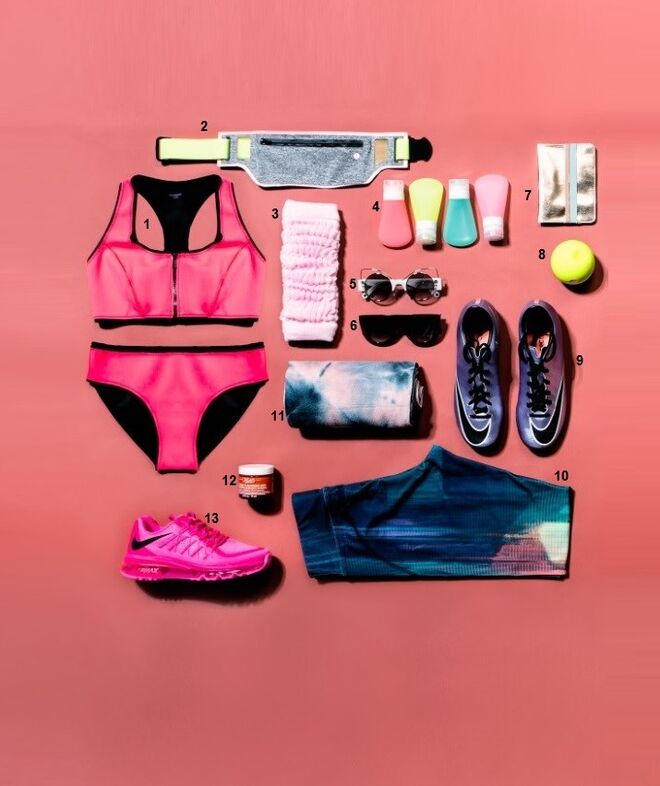 1. Top, €30, e cuecas, €20, em poliamida e elastano, Calzedonia. 2. Bolsa de cintura em poliéster e elastano, €17,99, Oysho. 3. Perneiras em algodão, €2,99, Doone, na Sport Zone. 4. Conjunto de frascos para viagem, €19,99, Oysho. 5. Óculos em metal e acetato, €270, Marc Jacobs. 6. Óculos em acetato, €290, Céline. 7. Capa para passaporte em poliuretano, €12,99, Oysho. 8. Be Delicious Electric Citrus Pulse, Eau de Toilette, 50 ml, €49, DKNY. 9. Ténis Mercurial em pele, Nike, na Sport Zone (preço sob consulta). 10. Leggings em poliéster e elastano, €29,99, Oysho. 11. Toalha em poliéster e nylon, €29,99, Oysho. 12. Turmeric & Cranberry Seed, Energizing Radiance Masque, €34, Kiehl’s. 13. Ténis Air Max em poliéster, €189,90, Nike, na Sport Zone. 