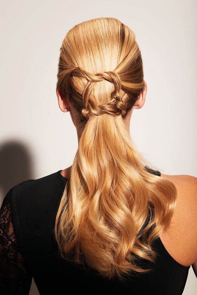 Apanhado Clássico | Puxados para trás, os cabelos da nuca são apanhados com as madeixas junto às têmporas, para criar um nó muito gráfico e brilhante, que capta a luz e amplifica o Balayage 2 Ors.