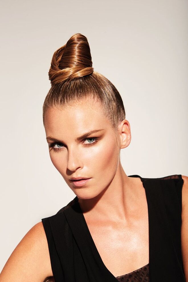 Apanhado glamouroso | Os cabelos apanhados num rabodecavalo no topo da cabeça, enrolados sob si mesmos para um chignon chique e glamoroso. O Brilliant Hair Confidence Profissionelle de Franck Provost sublima o brilho dos cabelos