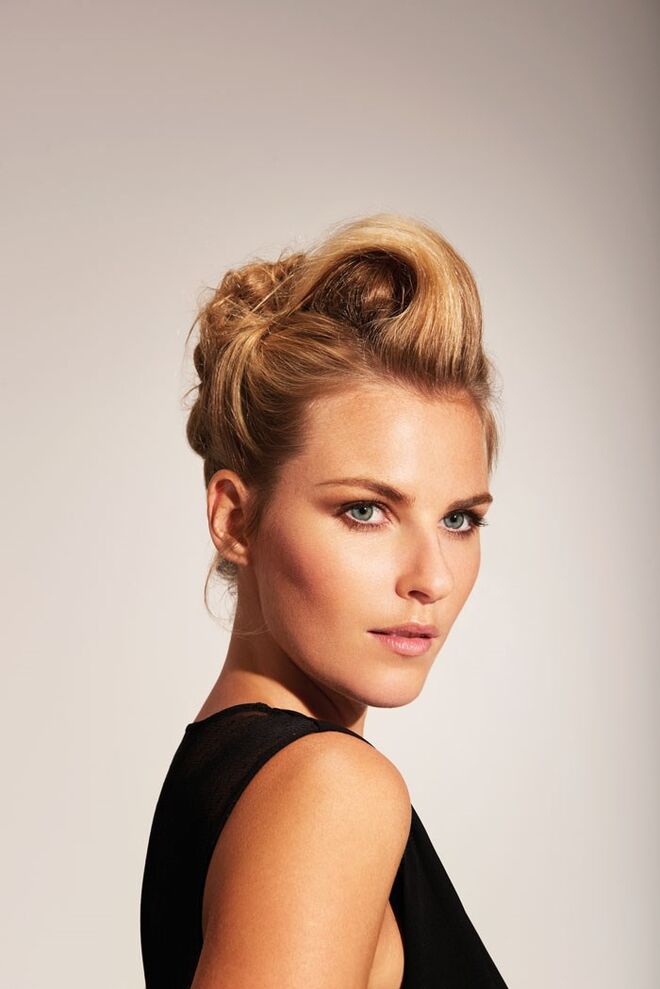 Apanhado para a noite | O cabelo é preso por madeixas atrás da cabeça, enquanto a madeixa central forma uma onda para ganhar volume à frente, criando um look suave, romântico e extremamente delicado.  Ideal para um cocktail na praia!