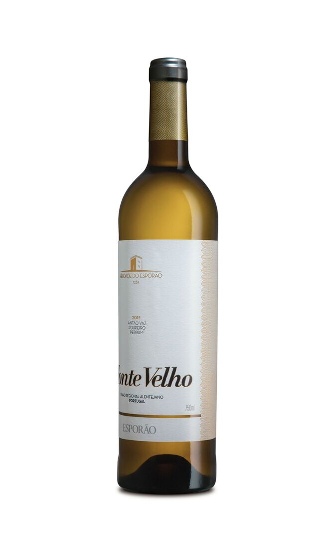 Monte Velho Branco 2015 | Vinho cristalino de cor citrina, com notas de limão e fruta branca fresca e delicada. Firme, intenso e equilibrado de final longo que confirma a sensação aromática. Fresco e versátil, é a sugestão perfeita para os pratos leves, como peixes grelhados, saladas e aperitivos. 4,99€