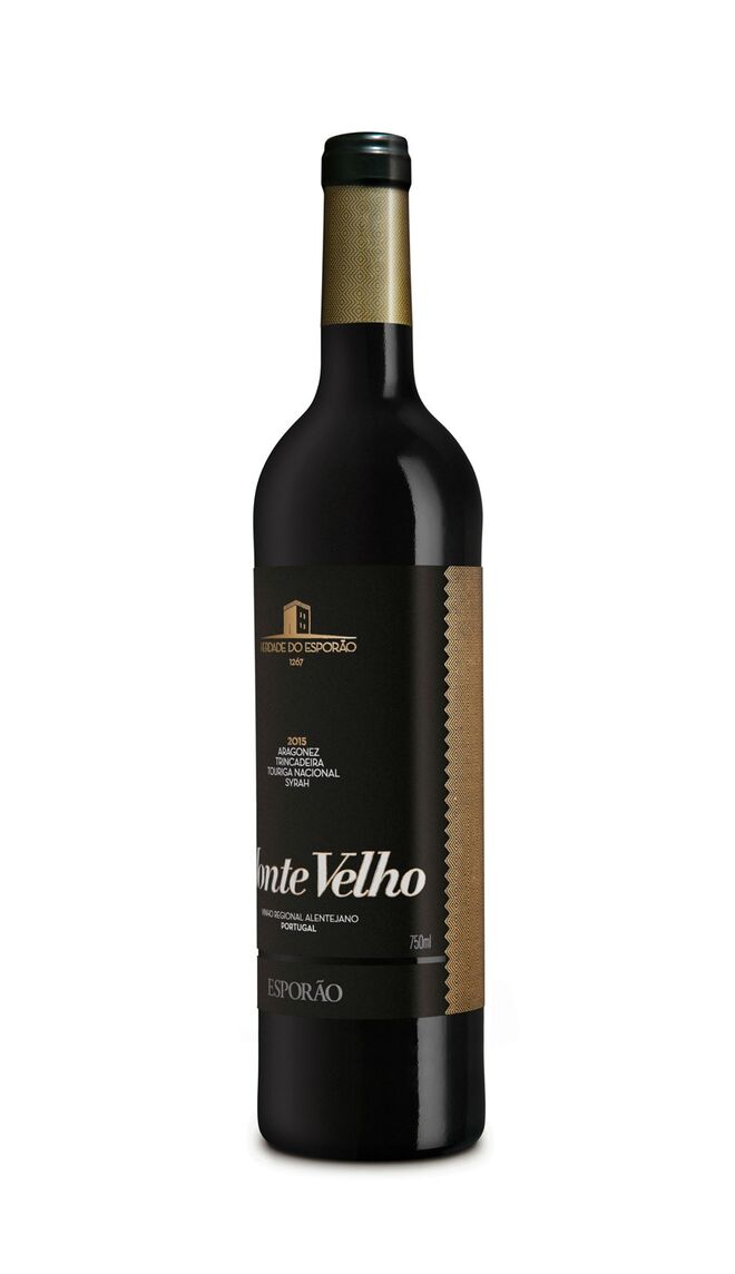 Monte Velho Tinto 2015 | Com aroma a bagas silvestres revelando subtis notas de especiarias. Um vinho fresco, sumarento e com boa profundidade, mostrando boa textura. 4,99€