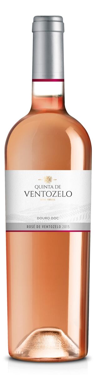 Quinta de Ventozelo Rosé 2015 | Feito a partir de uvas ainda em plena maturação da casta Tinta Roriz, colhidas e transportadas de forma a manter a integridade dos bagos. Trata-se de um rosé pálido, fresco e floral, com um final cítrico marcante. €12,99