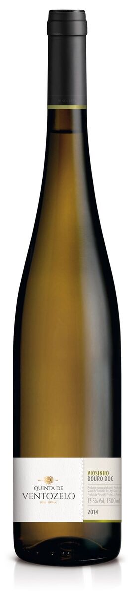 Quinta de Ventozelo Viosinho Branco 2014 | Exuberante no aroma, onde predominam os frutos tropicais mas onde os aromas cítricos também aparecem, tem na boca o seu apogeu, quer pela sua frescura, quer pela harmonia dos aromas. Um vinho redondo com volume de boca e final persistente. €10,89