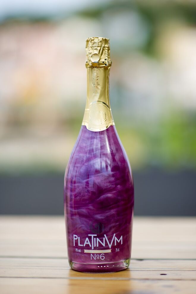 O Platinum Nº6 é uma combinação de violeta e frutos silvestres, apresentada num tom magnético e fulgurante de violeta que nos remete para um ambiente onírico e atraente. O seu sabor quente e perfumado, conjugado com a sensação aveludada dos frutos silvestres, realça um paladar recheado de sensualidade, intemporalidade e mistério. 