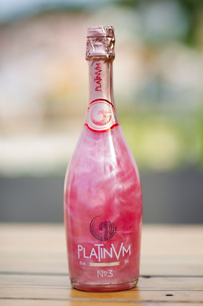 O Platinum Nº3 é uma combinação de rosa e laranja, apresentada num tom rosa pálido que nos remete para a partitura de uma história de amor. O seu sabor delicado e subtil, conjugado com um aroma floral que relembra fragilidade, sensualidade e volúpia, realça o paladar romântico desta fragrância.