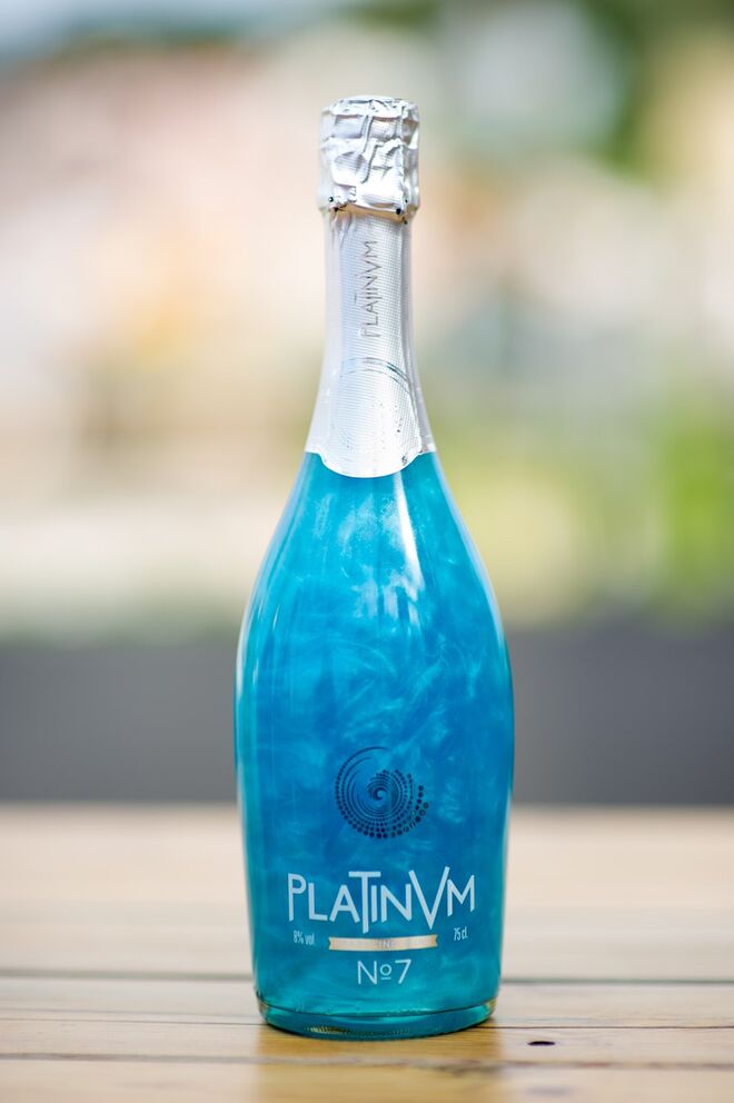 O Platinum Nº7 é uma combinação de ananás e coco, apresentada num brilhante tom safira que nos remete para um cenário de paraíso tropical e sol. O seu sabor intenso e aromático, conjugando a acidez do ananás com a doçura do coco, estimula uma sensação de liberdade e descontração próprias de um destino exótico.