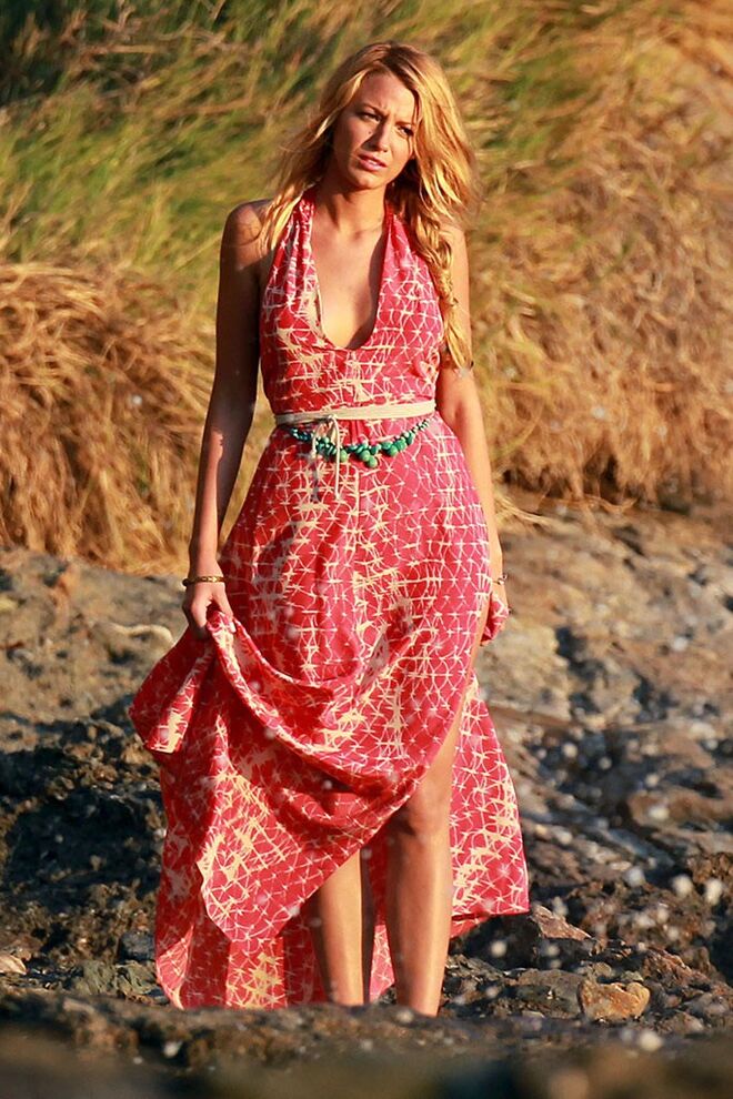 Blake Lively - As tranças meio desfeitas para um dos lados cria um penteado fresco e divertido