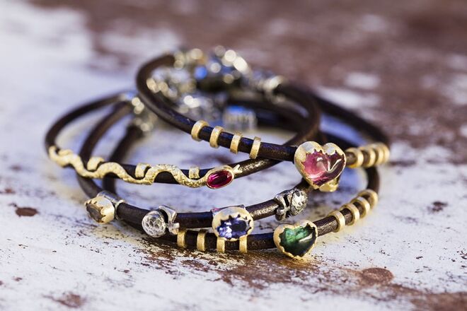 Pulseiras de couro, prata e ouro pérolas e pedras preciosas a partir de €390