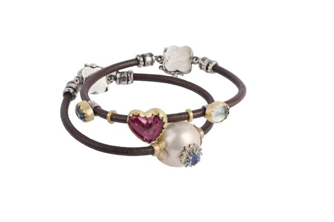 Pulseiras de couro, prata e ouro pérolas e pedras preciosas a partir de €390