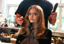 7. Pinte primeiro | Se vai cortar e pintar o cabelo, pinte sempre primeiro. Para quem pinta, é mais fácil perceber que tons utilizar e onde os aplicar quando o cabelo já está com o corte final.