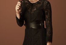 PANTERA | Andreia Martins: vestido em seda, by Malene Birger, na Nude Fashion Store. Brincos em metal, Givenchy. Cinto em pele, Gant