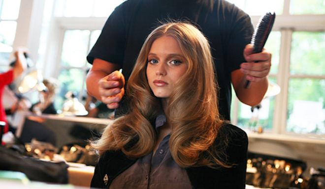 7. Pinte primeiro | Se vai cortar e pintar o cabelo, pinte sempre primeiro. Para quem pinta, é mais fácil perceber que tons utilizar e onde os aplicar quando o cabelo já está com o corte final.