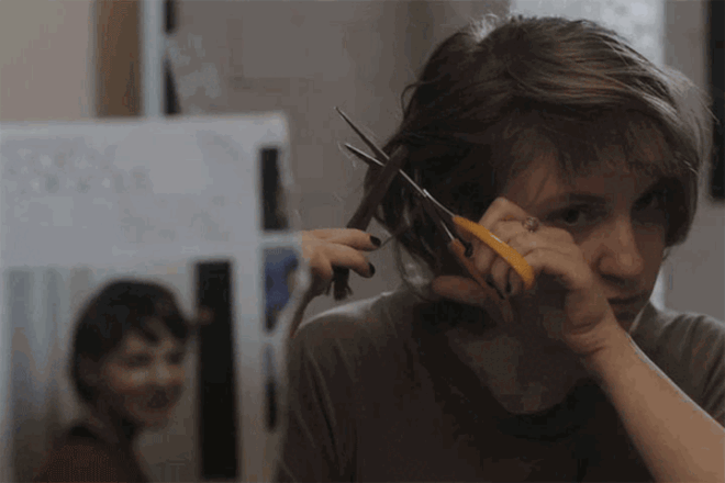  2. Seja objetiva | Quer o volume de cabelo da Sara Sampaio, com o tom da Emma Stone e as beach waves da Gisele Bündchen? Assim é normal que se desiluda. Tente perceber os looks que têm a ver consigo e com o seu tipo de cabelo, crie metas reais e atingíveis.