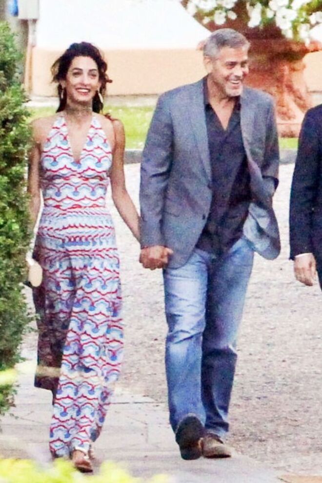 Amal Clooney em Valentino com George Clooney