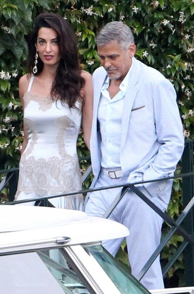 Amal Clooney em Dolce & Gabbana com George Clooney