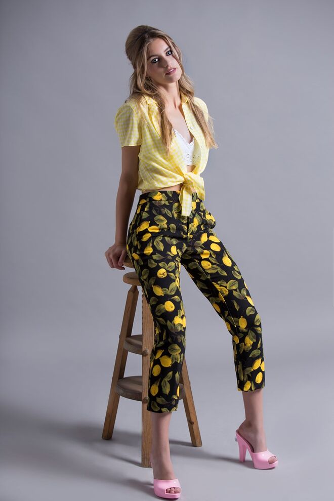 MODERN BRIGITTE | Stylist, Alexandra Teodoro. Modelo, Andrea, Elite Lisbon | Camisa, Lacoste. Top, H&M. Calças e brincos, Zara. Mules, Melissa by Jeremy Scott