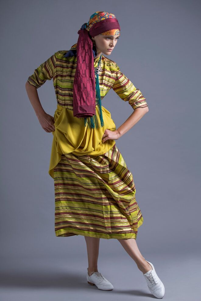 MODERN GYPSY | Styling: Andreia Beleque, Modelo: Martina Voborníková, L’Agence | Vestido, Du Chic à Vendre; Saia, Zara; Lenços da produção; Colar de franjas, H&M; Colar e sapatos, Zara