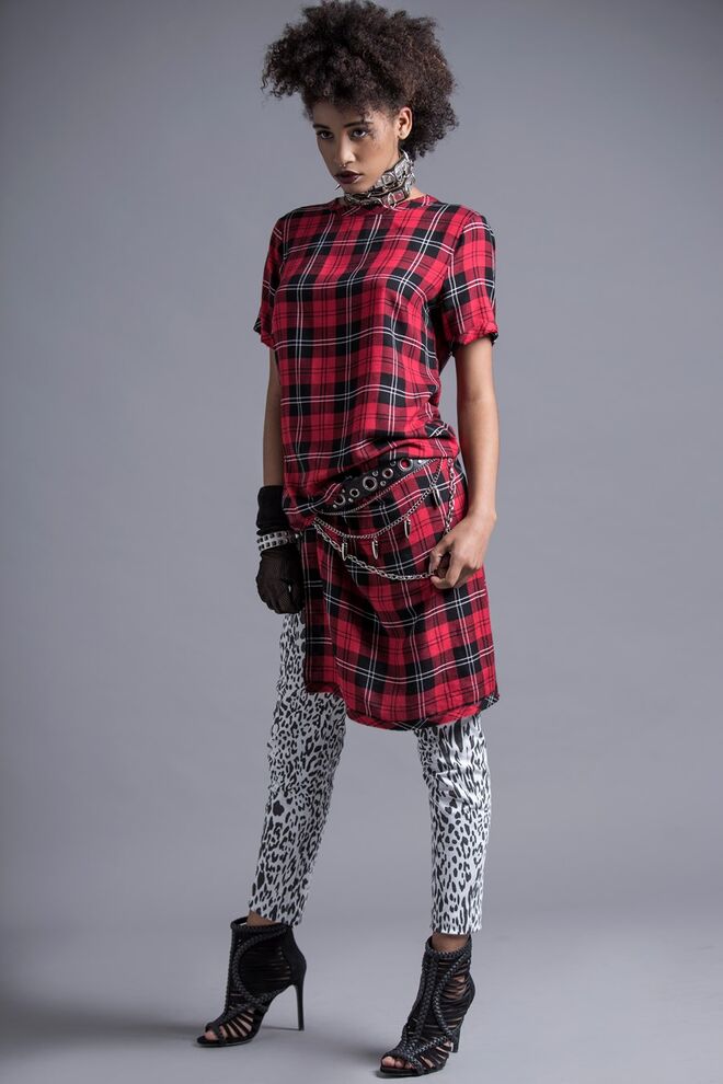 PUNK IS NOT DEAD| Stylist: Cristina Cautela, Modelo: Nélida - L'Agence | Vestido, Zara. Calças da produção. Luva de rede, Du Chic à Vendre. Cinto usado como colar, colar de picos, cinto de pele, cinto de balas e pulseira da produção. Sandálias, Atmosphere.