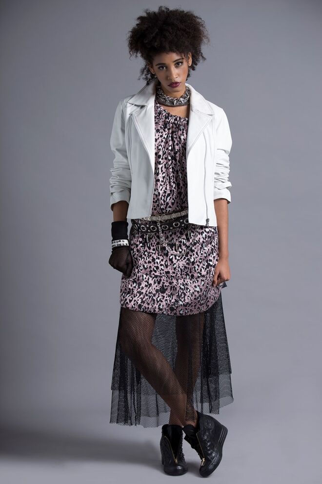 PUNK IS NOT DEAD | Stylist: Cristina Cautela, Modelo: Nélida - L'Agence | Blusão, Oakwood na Du Chic à Vendre. Vestido, Miss Sixty na Du Chic à Vendre. Saia, Pedro Pedro. Luva de rede, Du Chic à Vendre. Colares, cintos e pulseira da produção. Ténis, Converse