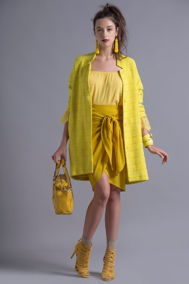 THE MONOCHROMATIC BLOCK WAVE | Stylist: Daniela Sá Modelo: Maria Tordo / L'Agence | Casaco, blusa e sais, Zara Brincos H&M Cinto usado como pulseira, Lacoste Carteira e meias da produção Sapatos, Zara