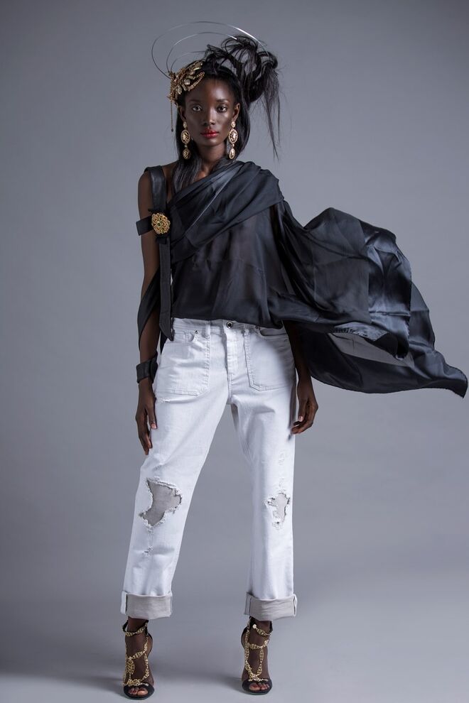 URBAN BAROQUE | Styling: Diogo Ilyas Baig, Modelo: Djena Embaló (L'Agence) | Lenço usado como top, Valentino na Du Chic à Vendre; Calças, Diesel; Cinto usado como headpiece, Zara Brincos, Mango Cinto, Dolce & Gabbana Sandálias, Luís Onofre