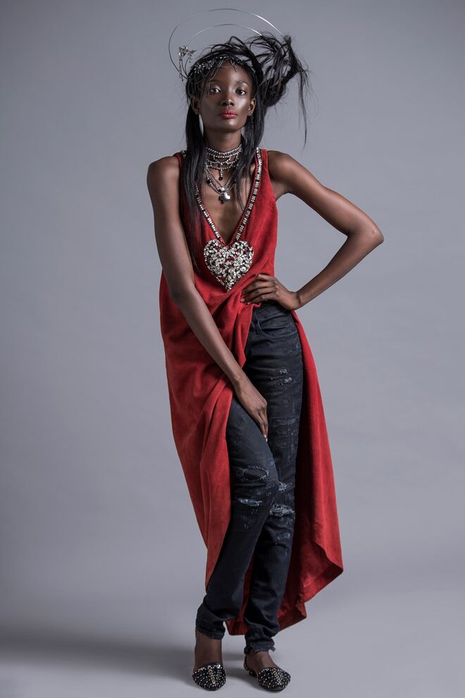 URBAN BAROQUE | Styling: Diogo Ilyas Baig, Modelo: Djena Embaló (L'Agence) | Vestido, Christian Dior na Du Chic à Vendre; Calças, Diesel; Brinco, Zara Colar, Claire’s Gargantilha, Du Chic à Vendre Crucifixo e sapatos da produção