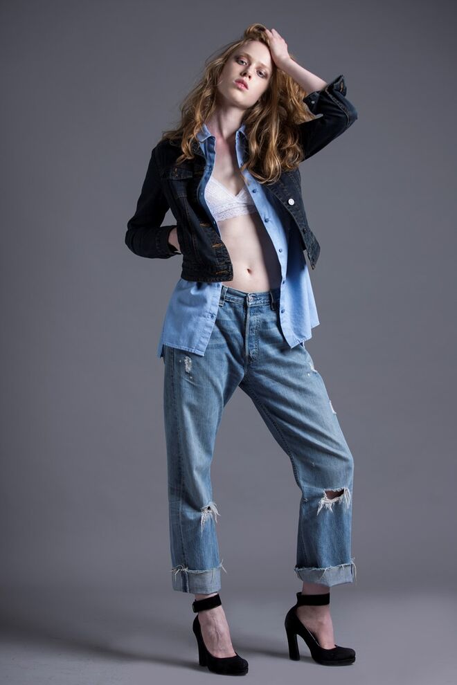 SMELLS LIKE THE 90s | Stylist: Lília Lopes Modelo: Zuzanna Urbaniak - L'Agence | Blusão, soutien e calças da produção. Camisa, Zara. Sapatos, Seaside.