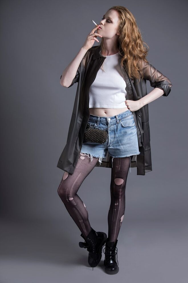 SMELLS LIKE THE 90s | Stylist: Lília Lopes Modelo: Zuzanna Urbaniak - L'Agence | Gabardine, Lacoste. Top, calções, meias, carteira e botas, tudo da produção,