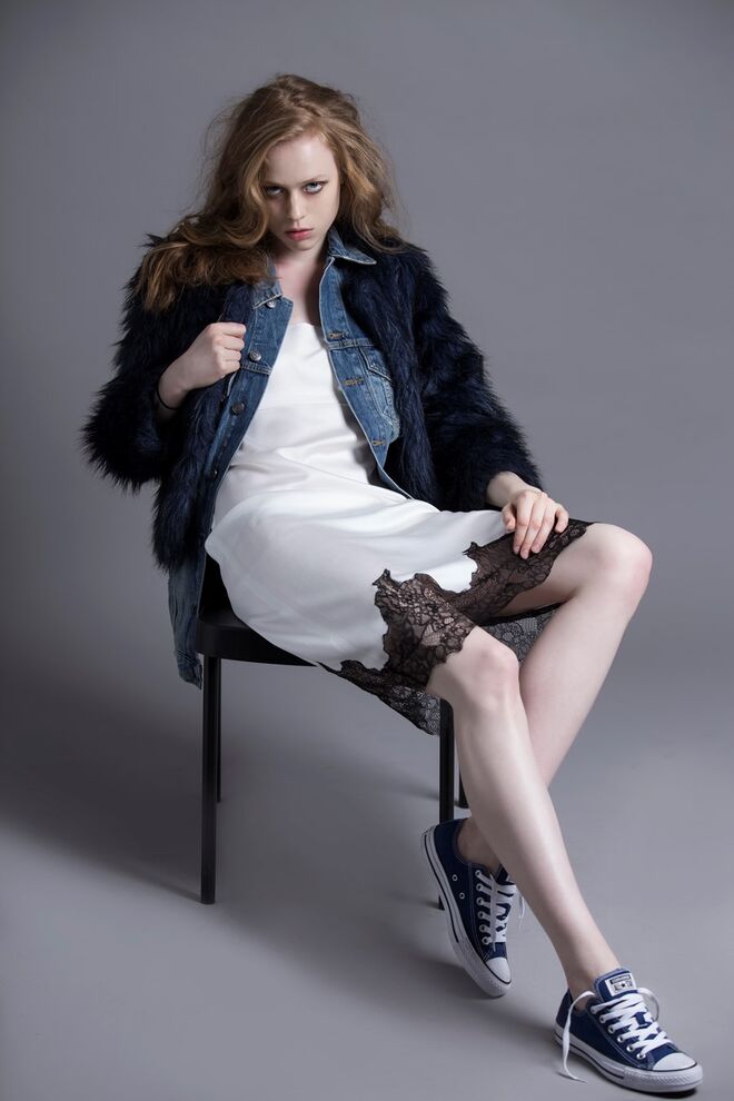 SMELLS LIKE THE 90s | Stylist: Lília Lopes Modelo: Zuzanna Urbaniak - L'Agence | Casaco da produção. Vestido e colete, Zara. Ténis All Star, Converse