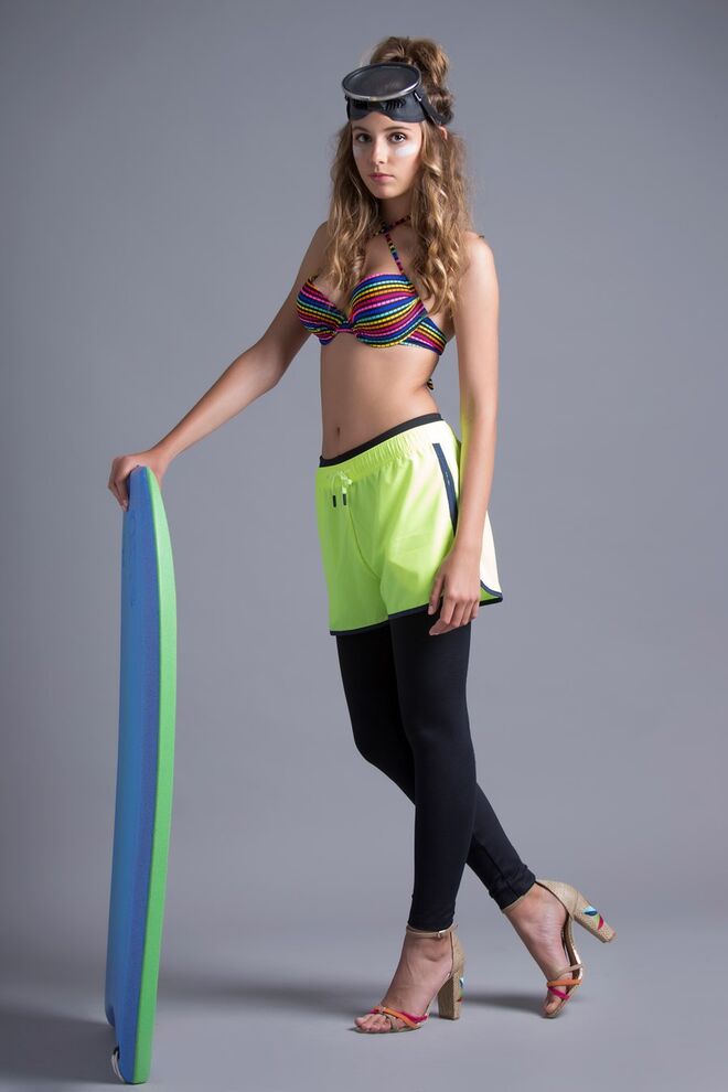 ON THE WAVE | Styling: Mara Ribeiro Modelo: Yaryna Palytsya, Elite Lisbon | Top, leggings e prancha de bodyboard da produção; calções, Lacoste Sport; sapatos, Primark; óculos de mergulho, Sportzone.