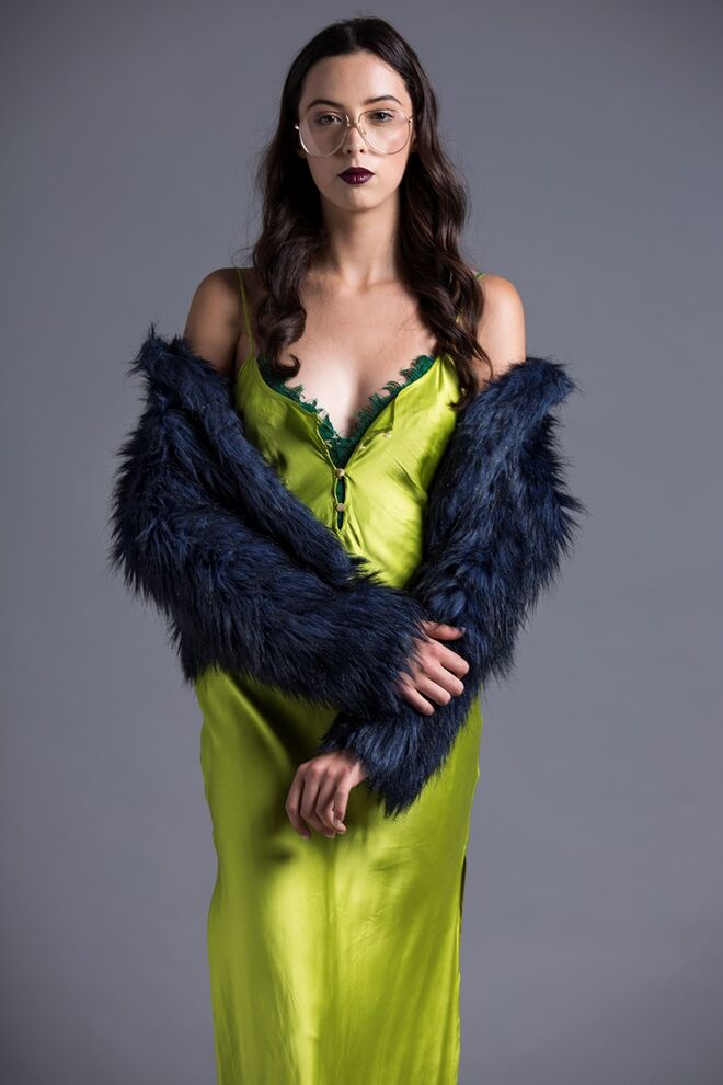 LA BOHEMIST | Styling: Maria Pimentel Modelo: Maria Tordo, L'Agence | Casaco da produção; Vestido, Red Valentino na Du Chic à Vendre; Top em renda e óculos, Zara