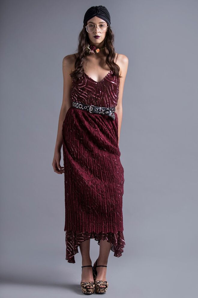 LA BOHEMIST | Styling: Maria Pimentel Modelo: Maria Tordo, L'Agence | Vestido, Monsoon na Du Chic à Vendre; Cinto e saia da produção; Turbante, Bershka; Óculos, Zara; Sandálias, Gucci