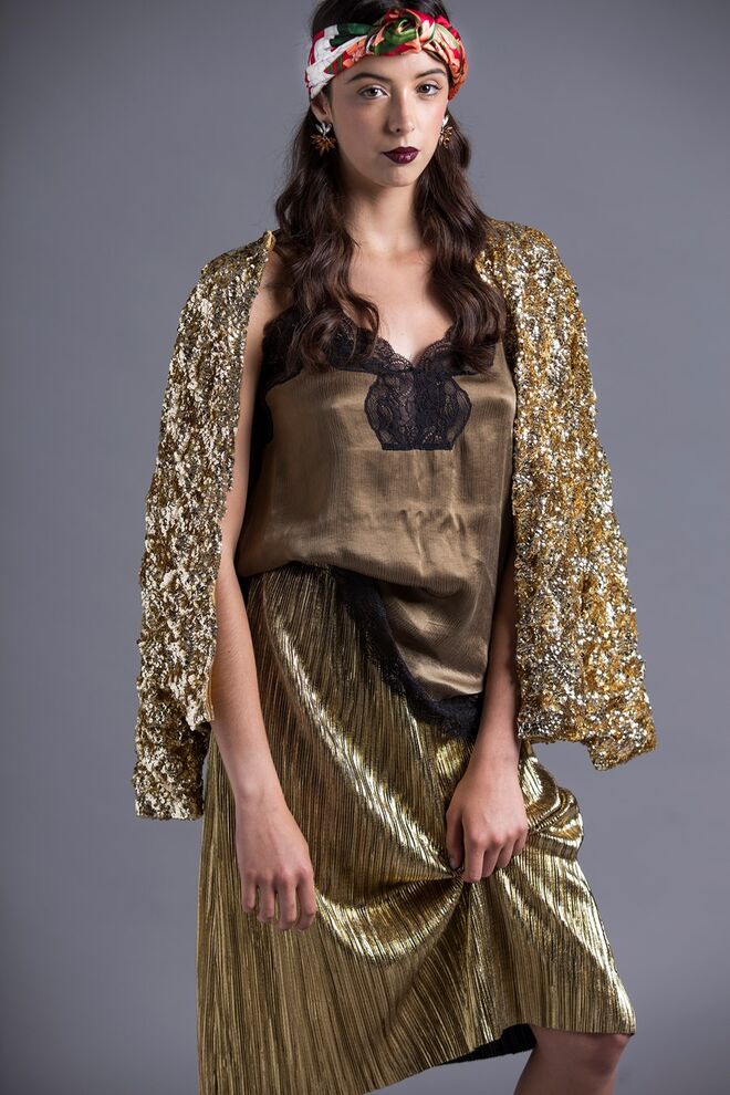 LA BOHEMIST | Styling: Maria Pimentel Modelo: Maria Tordo, L'Agence | Casaco, Du Chic à Vendre; Top, saia e brincos da produção; Lenço, Hermés na Du Chic à Vendre