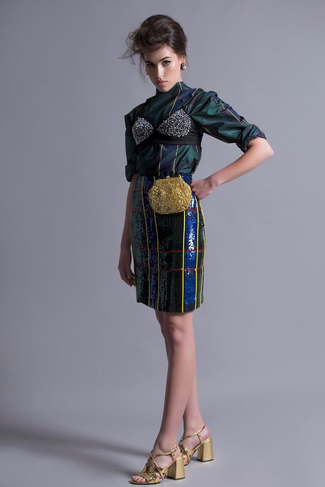 BRIGHT | Styling: Rita Mileu, Modelo: Sara Lopes, L'Agence | Soutien, camisa, saia, ESCADA na Du Chic à Vendre;  Carteira, Du Chic à Vendre Sandálias, Zara; Brincos da produção.