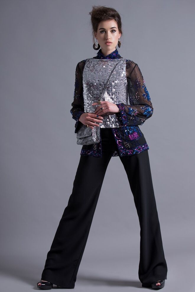 BRIGHT | Styling: Rita Mileu, Modelo: Sara Lopes, L'Agence | Camisa e top, Du Chic à Vendre; Calças, Pedro Pedro Sapatos, Melissa Carteira,  brincos e anéis da produção