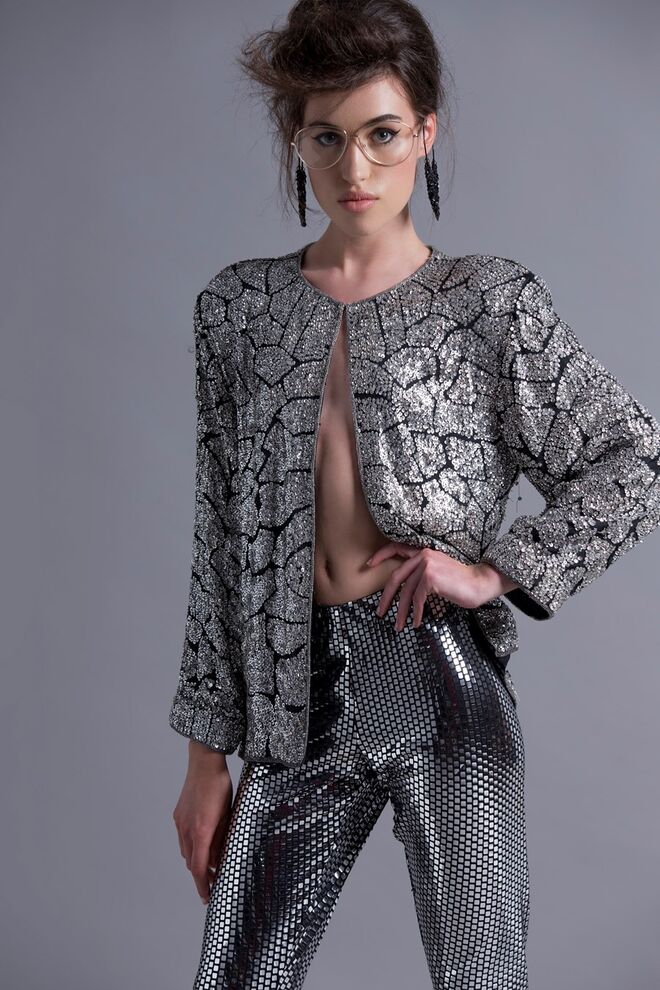 BRIGHT | Styling: Rita Mileu, Modelo: Sara Lopes, L'Agence | Casaco e calças, Maison Martin Margiela para H&M na Du Chic à Vendre; Óculos e brincos da produção;