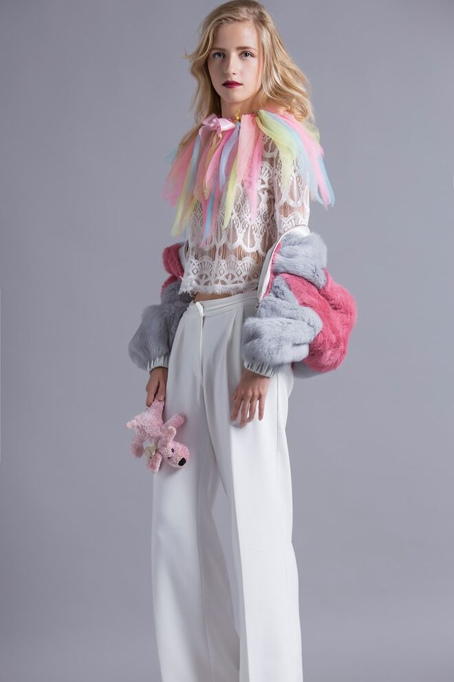 THE DOLL GREW UP | Stylist: Patrícia Caeiro, Modelo: Anastacia/We are models | Casaco, SARA FRANÇA. Camisola, WOGAN FASHION STORE. Calças, NAF NAF, na Wogan Fashion Store. Meias e adereços da produção.